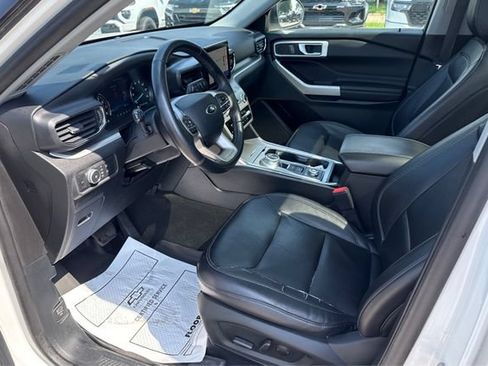 Used 2021 Ford Explorer XLT w/ Equipment Group 202A AWD/4WD image 9