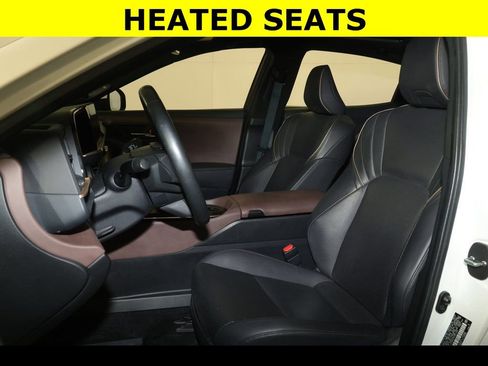 Used 2023 Toyota Crown Limited image 4