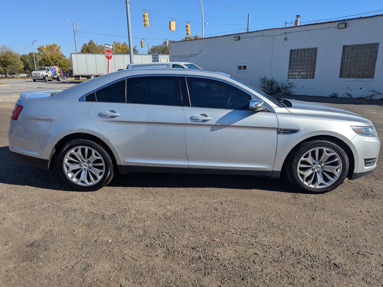 Used 2018 Ford Taurus Limited AWD/4WD image 8