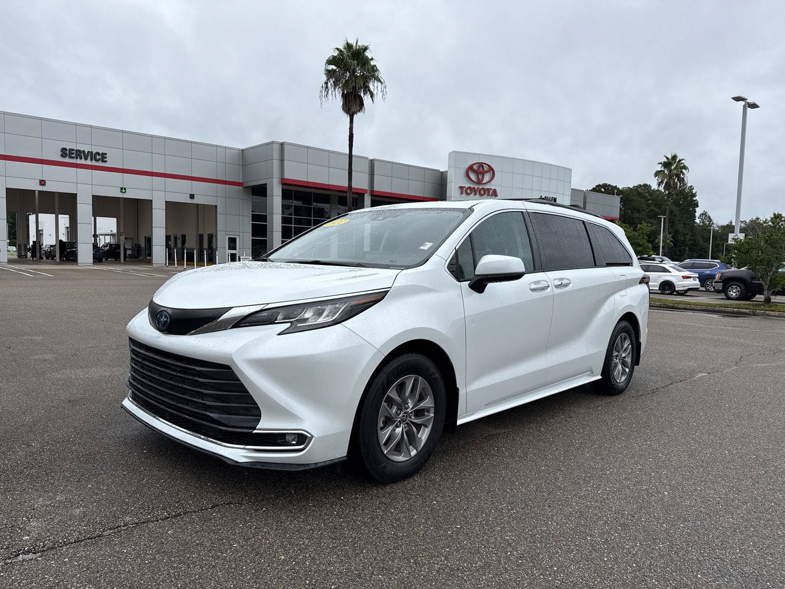 Certified 2022 Toyota Sienna XLE w/ XLE Plus Package FWD image 1