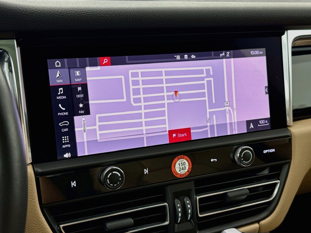 Certified 2025 Porsche Macan AWD/4WD image 19
