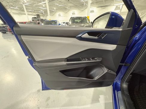 Used 2024 Volkswagen Taos SE w/ Panoramic Sunroof Package FWD image 32