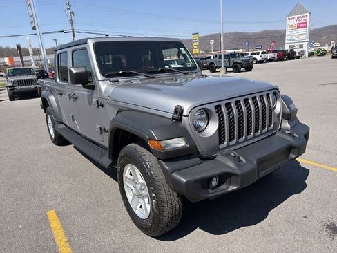 Used 2020 Jeep Gladiator Sport w/ Quick Order Package 24S AWD/4WD image 3
