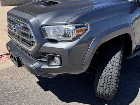Used 2017 Toyota Tacoma TRD Sport AWD/4WD image 5