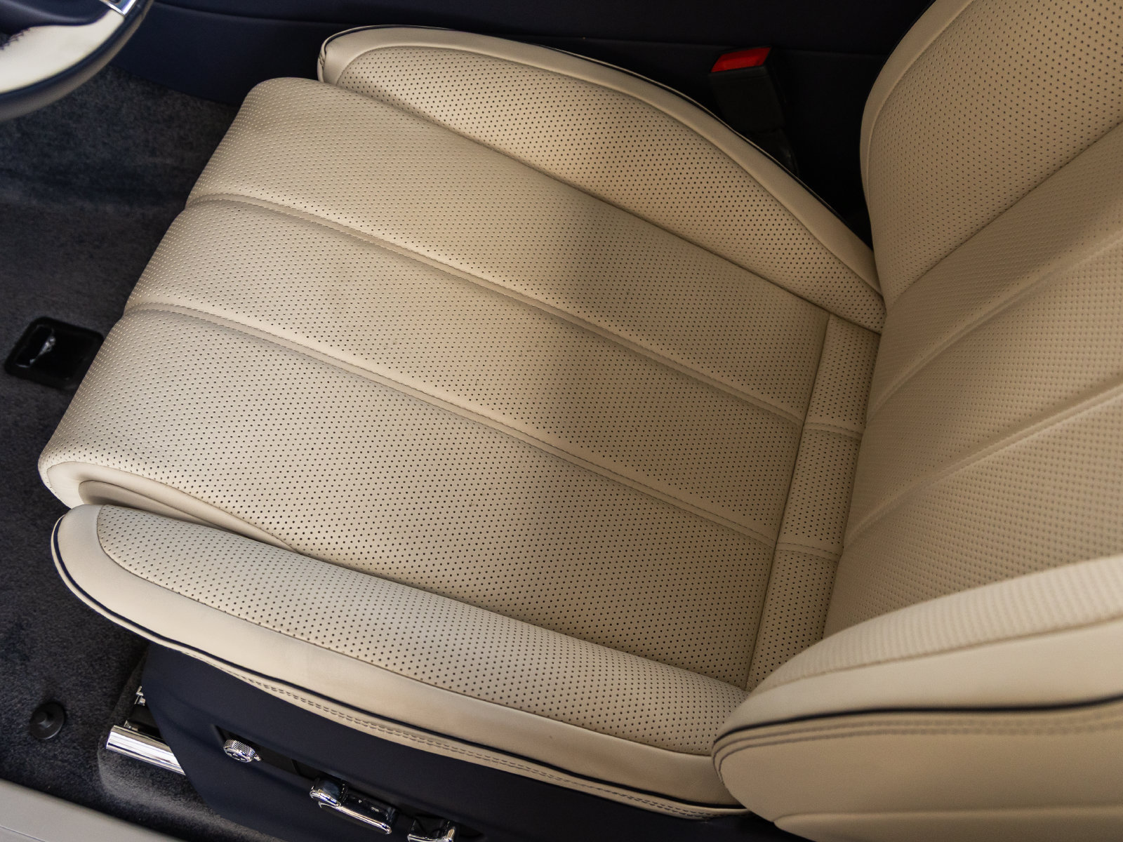 Used 2023 Bentley Bentayga AWD/4WD image 25
