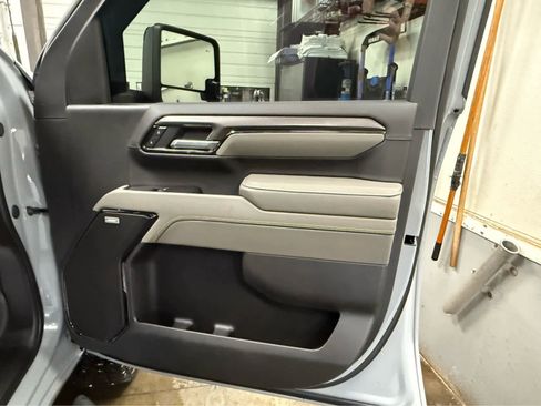 Used 2025 Chevrolet Silverado 2500 ZR2 w/ Technology Package image 29