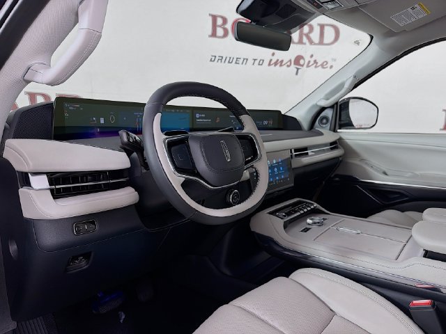New 2026 Lincoln Navigator Premiere AWD/4WD image 9