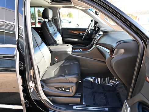 Used 2017 Cadillac Escalade ESV Luxury image 57