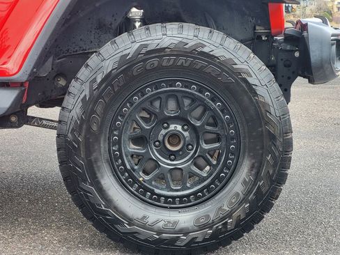 Used 2020 Jeep Wrangler Unlimited Sahara AWD/4WD image 30