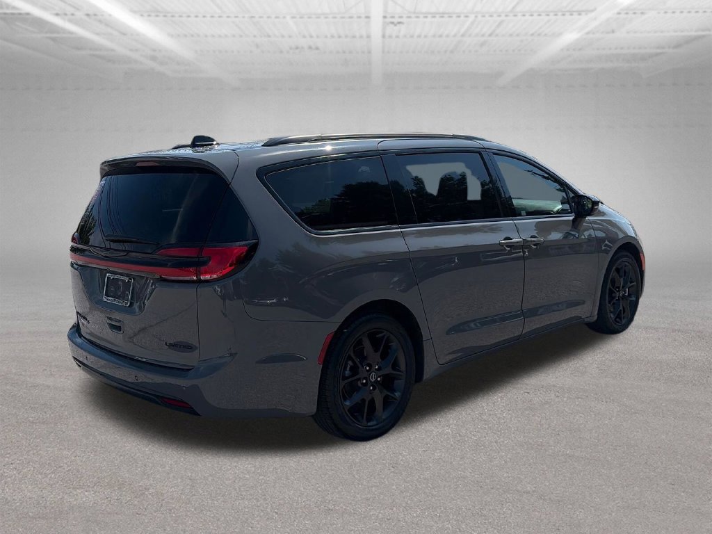 Used 2025 Chrysler Pacifica Limited FWD image 6