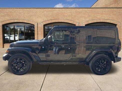 Used 2025 Jeep Wrangler Unlimited Sahara AWD/4WD image 7