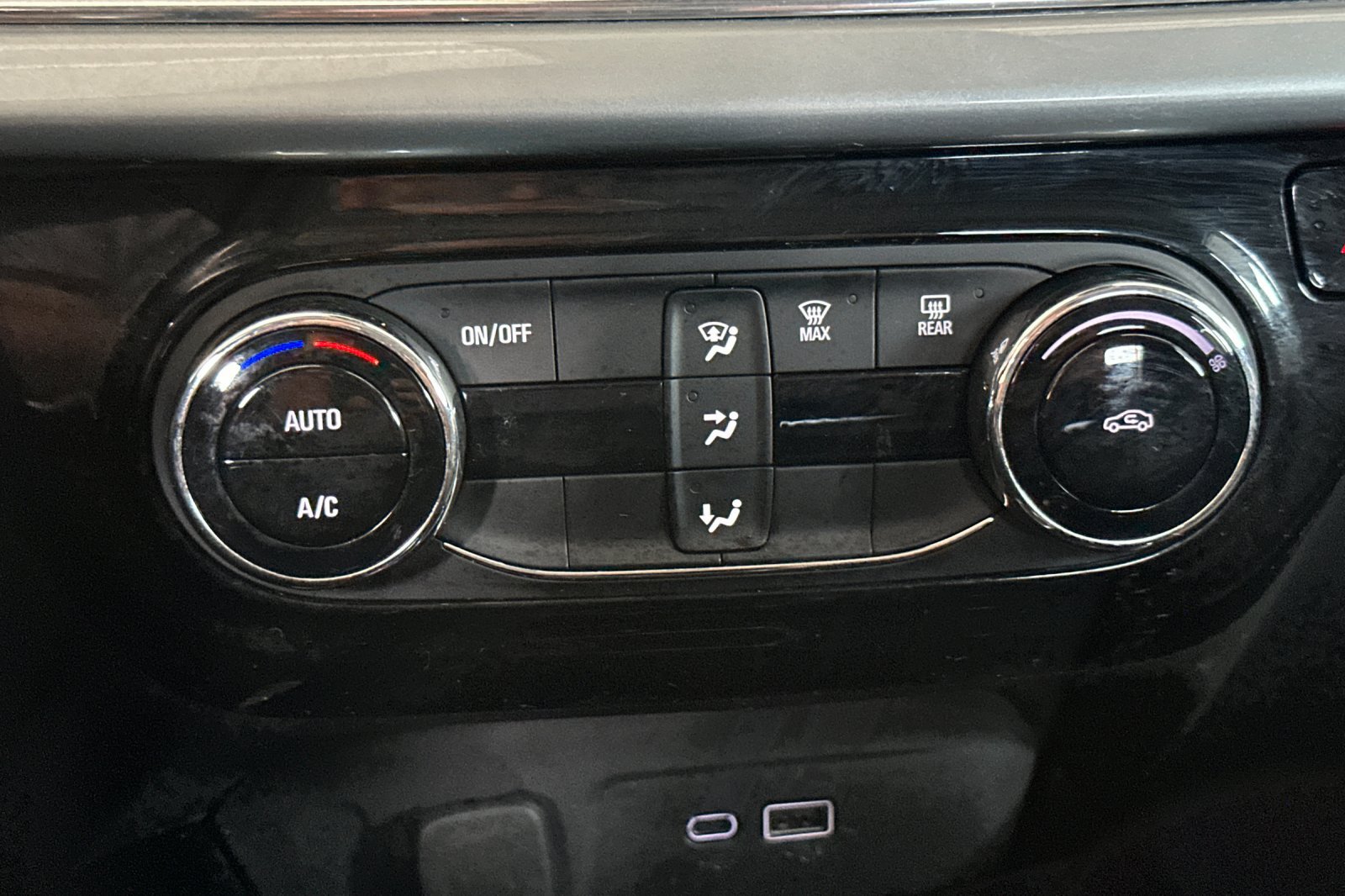 Used 2025 Chevrolet Trax LT FWD image 20