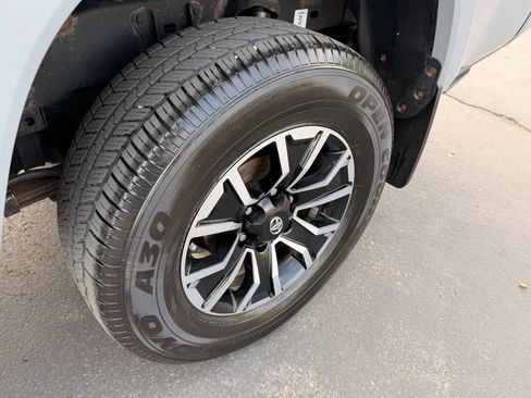 Used 2020 Toyota Tacoma TRD Sport w/ Technology Package AWD/4WD image 19