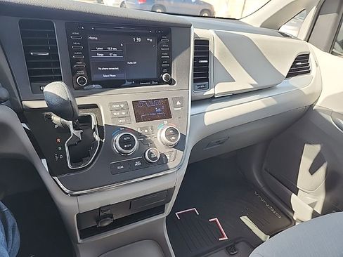Used 2019 Toyota Sienna LE image 14