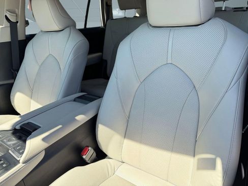 Used 2025 Toyota Grand Highlander AWD image 25