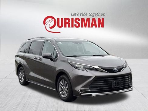 Used 2024 Toyota Sienna XLE image 1