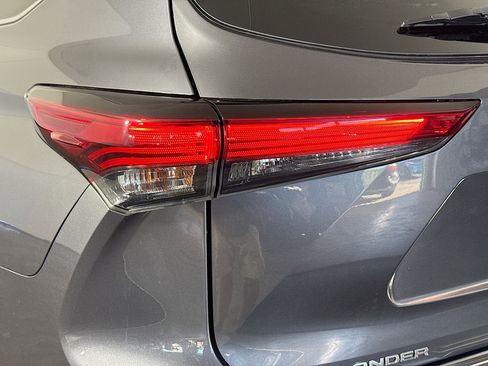 Used 2020 Toyota Highlander LE image 36