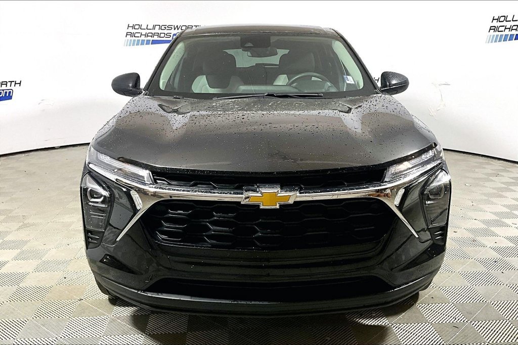 Used 2025 Chevrolet Trax LS FWD image 2