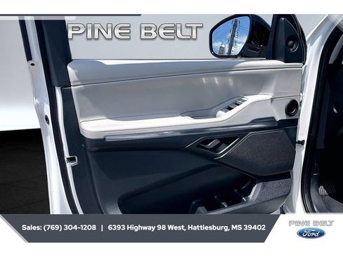 Used 2025 Lincoln Navigator L Reserve AWD/4WD image 17