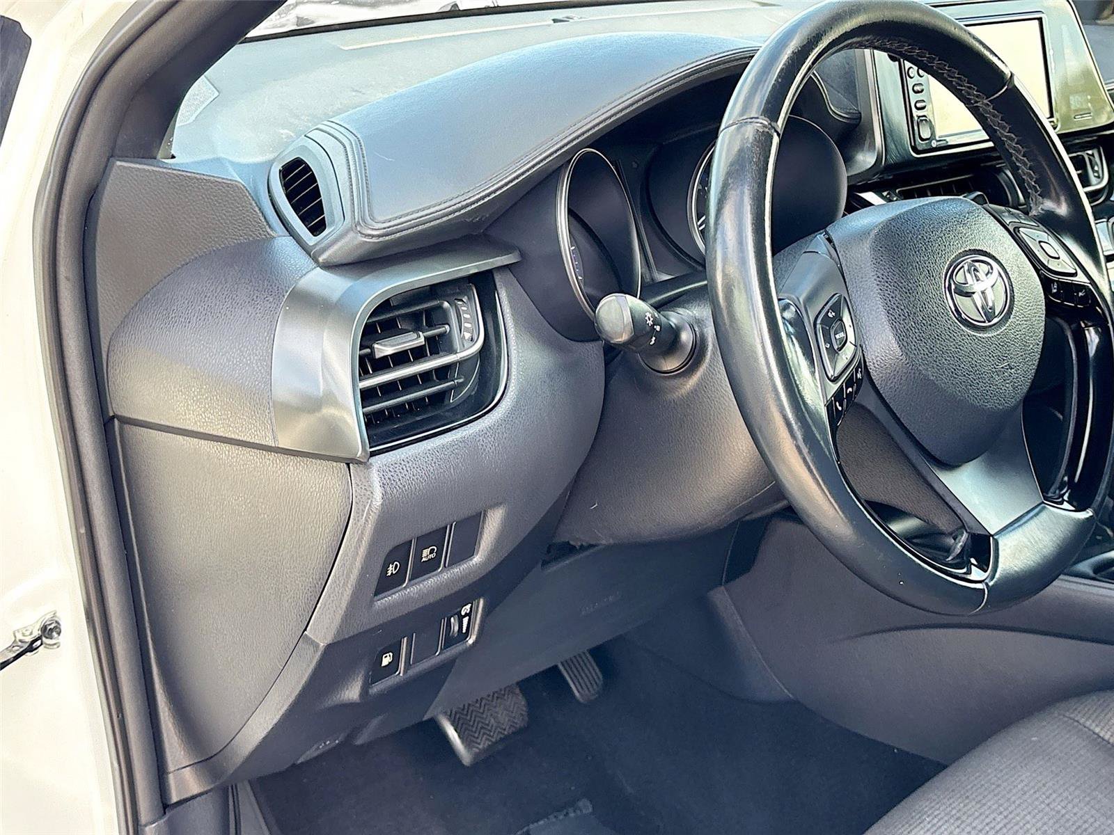 Used 2018 Toyota C-HR XLE FWD image 10