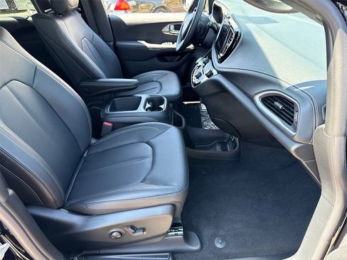 New 2025 Chrysler Pacifica Select w/ Uconnect Theater Family Group image 15