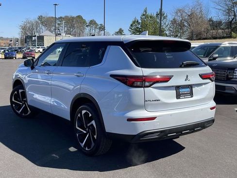 Used 2024 Mitsubishi Outlander SE Black Edition image 5