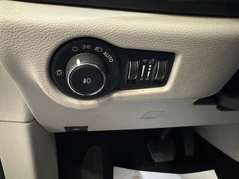 Used 2023 Chrysler Pacifica Touring-L FWD image 17