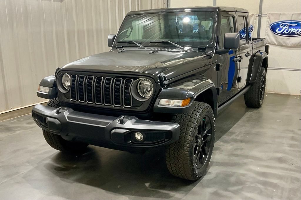 Used 2025 Jeep Gladiator Sport AWD/4WD image 3