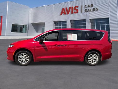 Used 2025 Chrysler Pacifica Select FWD image 10
