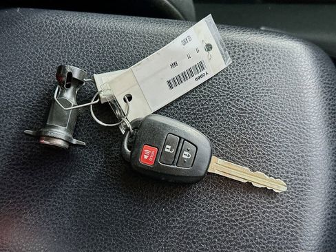 Used 2017 Toyota RAV4 LE AWD/4WD image 32