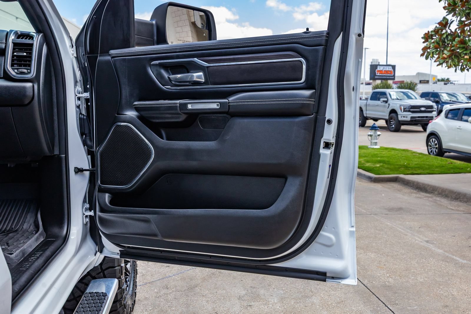 Used 2025 RAM 1500 Laramie AWD/4WD image 38