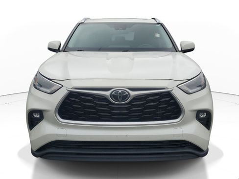 Used 2021 Toyota Highlander XLE FWD image 2
