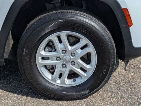 Used 2023 Jeep Grand Cherokee Laredo RWD image 12