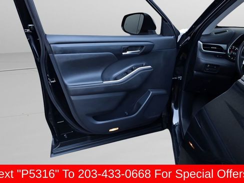 Used 2023 Toyota Highlander XLE AWD/4WD image 15