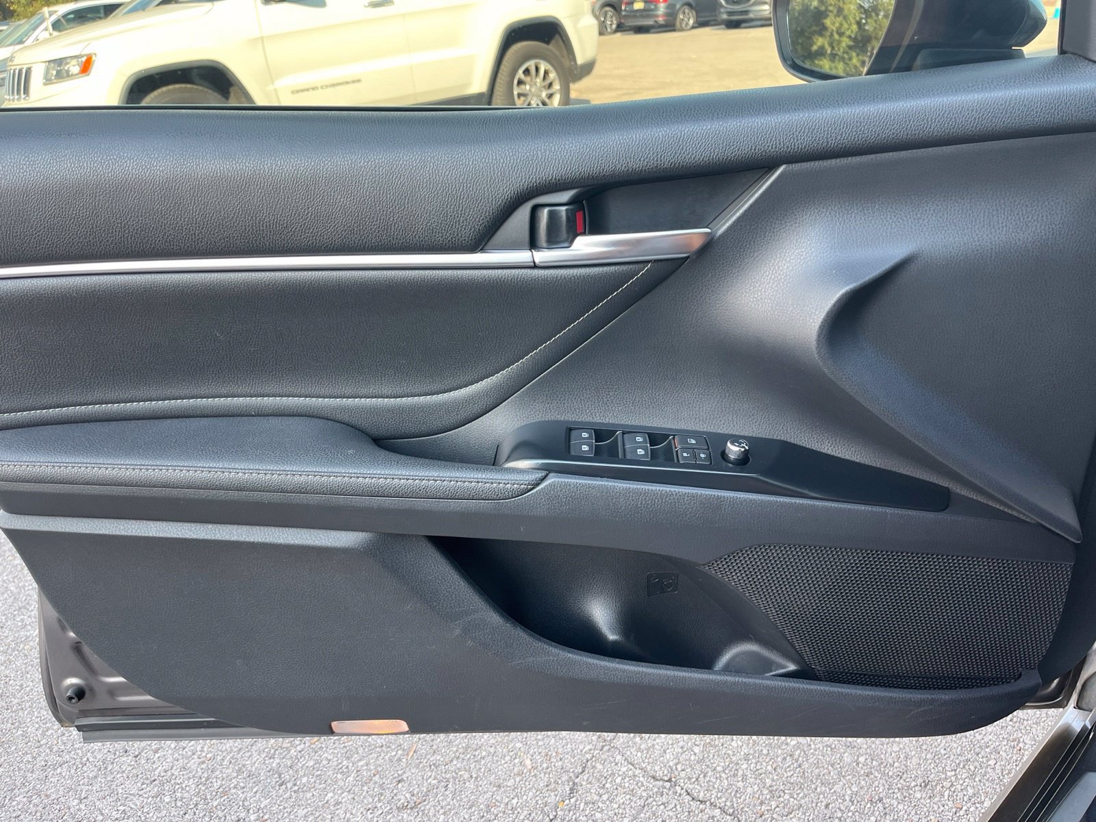 Used 2018 Toyota Camry XSE FWD image 11