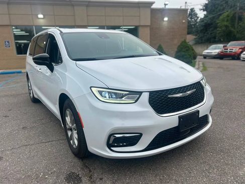 Used 2026 Chrysler Pacifica Limited FWD image 3