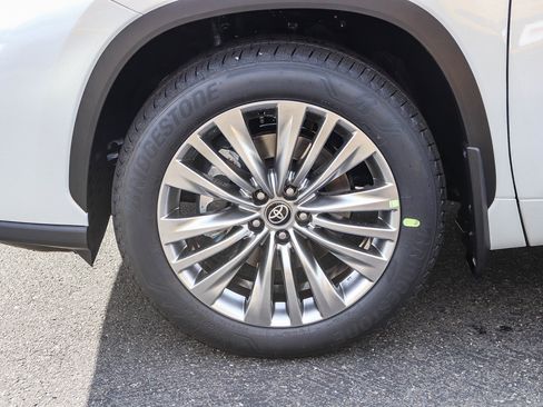 New 2026 Toyota Highlander Platinum image 12