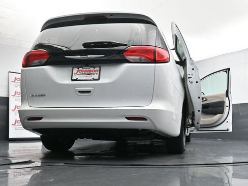 Used 2022 Chrysler Voyager LX image 43