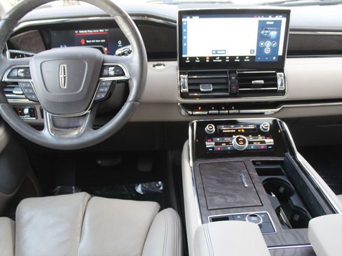 Used 2022 Lincoln Navigator Reserve image 4