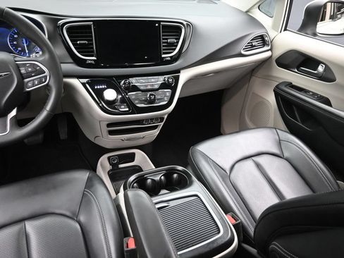 Used 2023 Chrysler Pacifica Touring-L FWD image 17
