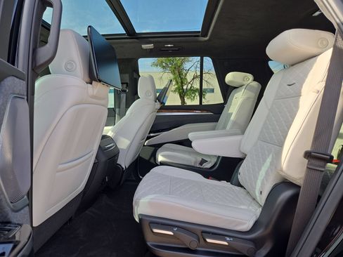 Certified 2025 Cadillac Escalade Sport Platinum w/ LPO, ONYX Package AWD/4WD image 13