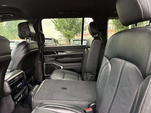 Certified 2024 Jeep Wagoneer L Series II w/ Flexible Seating Group AWD/4WD image 17