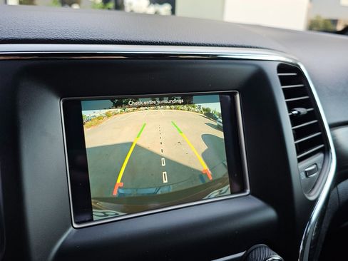 Used 2021 Jeep Grand Cherokee Laredo image 31