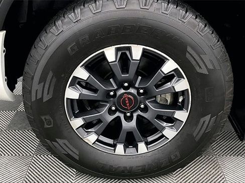 Used 2024 Nissan Titan PRO-4X w/ Pro-4x Convenience Package image 9