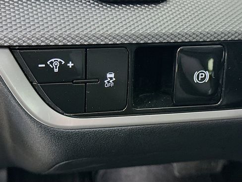 Used 2025 Kia Sportage LX image 17