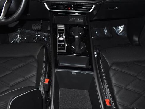 Used 2025 Volkswagen Atlas Cross Sport SE image 20