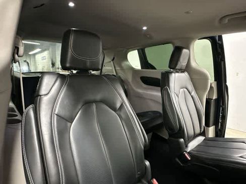 Used 2023 Chrysler Pacifica Touring-L FWD image 19