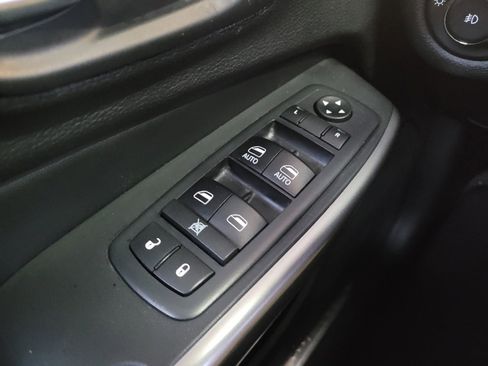 Used 2019 Jeep Cherokee Overland w/ Technology Group AWD/4WD image 27
