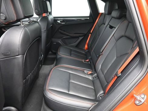 Certified 2025 Porsche Macan image 9