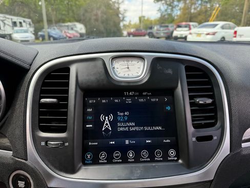 Used 2017 Chrysler 300 Limited image 25